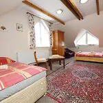 Konukevi Hotylek Na Myte 3*